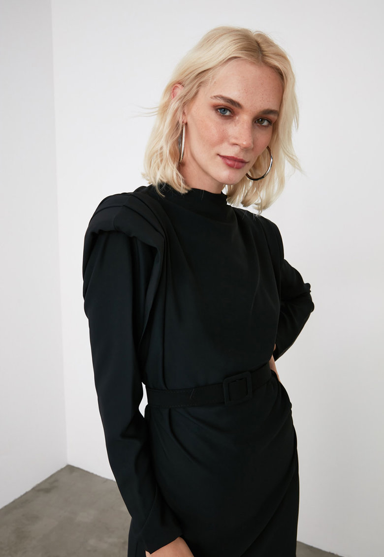 Rochie umeri supradimensionati